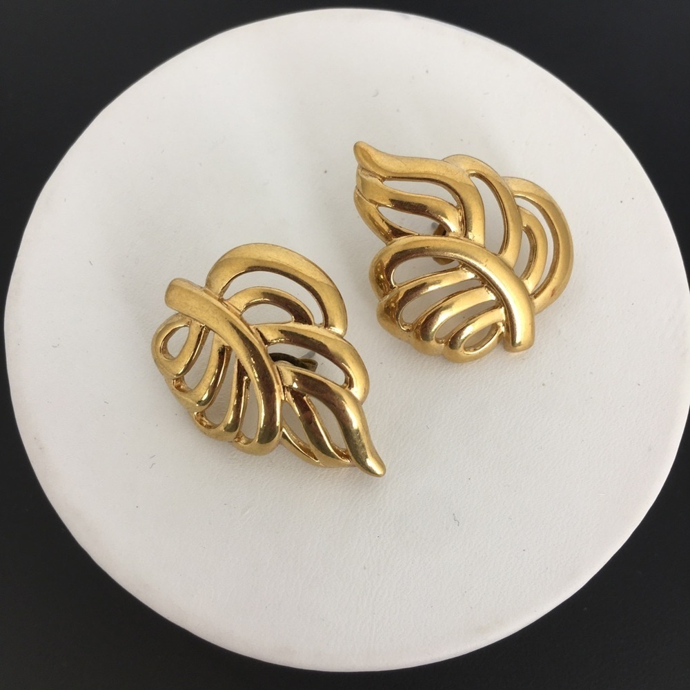 Vintage Napier Signed Estate Earrings Gold Tone Filigree Leaf Pierced Post Retro - Picture 12 of 13